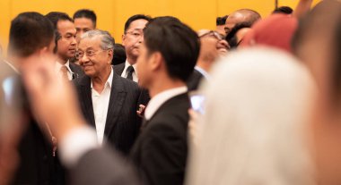 Fukuoka, Japonya - 5 Ağustos 2018. Malezya Başbakanı, Tun Mahathir hayran ile Mohamad Nikko Otel bir işlevde, kalabalık.