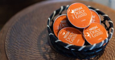 Tokyo, Japonya - 5 Ağustos 2018. Ahşap kapsayıcısındaki nescafe Dolce Gusto Lungo kahve kapsül. Seçici odak.