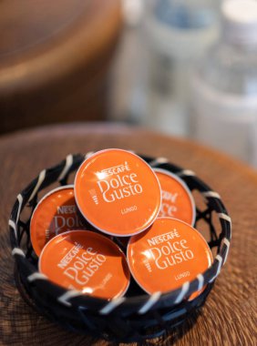 Tokyo, Japonya - 5 Ağustos 2018. Ahşap kapsayıcısındaki nescafe Dolce Gusto Lungo kahve kapsül. Seçici odak.