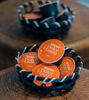 Tokyo, Japonya - 5 Ağustos 2018. Ahşap kapsayıcısındaki nescafe Dolce Gusto Lungo kahve kapsül. Seçici odak.
