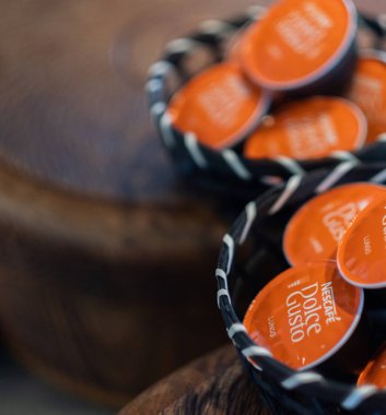 Tokyo, Japonya - 5 Ağustos 2018. Ahşap kapsayıcısındaki nescafe Dolce Gusto Lungo kahve kapsül. Seçici odak.