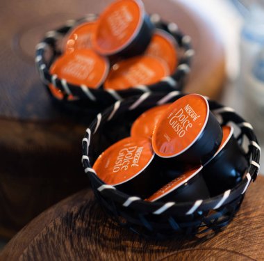 Tokyo, Japonya - 5 Ağustos 2018. Ahşap kapsayıcısındaki nescafe Dolce Gusto Lungo kahve kapsül. Seçici odak.