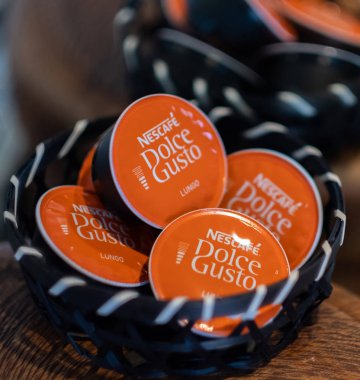 Tokyo, Japonya - 5 Ağustos 2018. Ahşap kapsayıcısındaki nescafe Dolce Gusto Lungo kahve kapsül. Seçici odak.