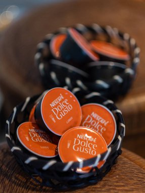 Tokyo, Japonya - 5 Ağustos 2018. Ahşap kapsayıcısındaki nescafe Dolce Gusto Lungo kahve kapsül. Seçici odak.