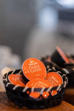 Tokyo, Japonya - 5 Ağustos 2018. Ahşap kapsayıcısındaki nescafe Dolce Gusto Lungo kahve kapsül. Seçici odak.