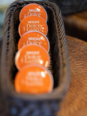 Tokyo, Japonya - 5 Ağustos 2018. Ahşap kapsayıcısındaki nescafe Dolce Gusto Lungo kahve kapsül. Seçici odak.