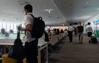 Fukuoka, Japonya - 10 Ağustos 2018. Fukuoka Havaalanı iç hatlar terminali gidiş bölgede yürüyüş yolcu.