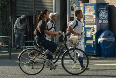 Tokyo, Japonya - 10 Ağustos 2018. Gençler beyzbol Tokyo mahalle sokak çalıştıran şekil bozukluğu.