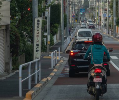 Tokyo, Japonya - 10 Ağustos 2018. Bir Tokyo banliyö mahalle, yolda trafik.