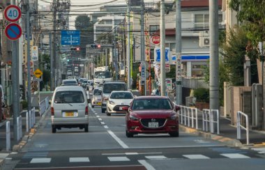 Tokyo, Japonya - 10 Ağustos 2018. Bir Tokyo banliyö mahalle, yolda trafik.