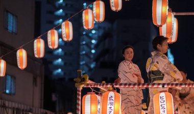 Tokyo, Japonya - 12 Ağustos 2018. Geleneksel yukata Shimokitazawa mahallede Bon Odori kutlama geceleri sahnede dans dansçılar.