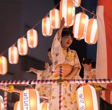 Tokyo, Japonya - 12 Ağustos 2018. Geleneksel yukata Shimokitazawa mahallede Bon Odori kutlama geceleri sahnede dans dansçılar.