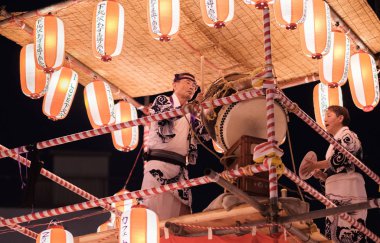 Tokyo, Japonya - 12 Ağustos 2018. Shimokitazawa mahallede Bon Odori şenlikte gece davul çalan Taiko davulcusu.