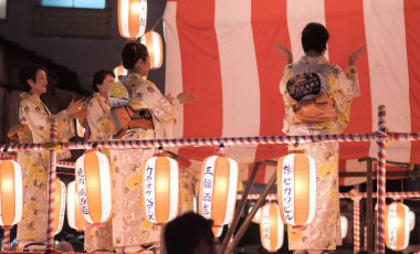 Tokyo, Japonya - 12 Ağustos 2018. Geleneksel yukata Shimokitazawa mahallede Bon Odori kutlama geceleri sahnede dans dansçılar.