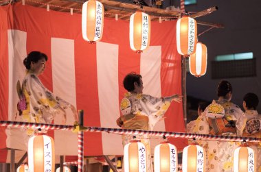 Tokyo, Japonya - 12 Ağustos 2018. Geleneksel yukata Shimokitazawa mahallede Bon Odori kutlama geceleri sahnede dans dansçılar.