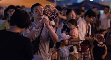 Tokyo, Japonya - 12 Ağustos 2018. Shimokitazawa mahallede Bon Odori şenlikte gece dans insan kalabalığı.