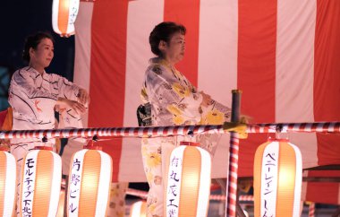 Tokyo, Japonya - 12 Ağustos 2018. Geleneksel yukata Shimokitazawa mahallede Bon Odori kutlama geceleri sahnede dans dansçılar.