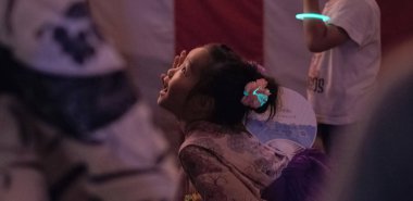 Tokyo, Japonya - 12 Ağustos 2018. Küçük Japon kız Shimokitazawa mahallede Bon Odori şenlikte gece dans.