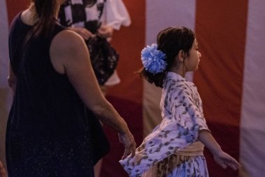 Tokyo, Japonya - 12 Ağustos 2018. Küçük Japon kız Shimokitazawa mahallede Bon Odori şenlikte gece dans.