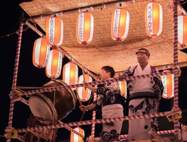 Tokyo, Japonya - 12 Ağustos 2018. Shimokitazawa mahallede Bon Odori şenlikte gece davul çalan Taiko davulcusu.