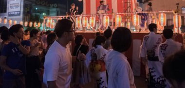 Tokyo, Japonya - 12 Ağustos 2018. Shimokitazawa mahallede Bon Odori şenlikte gece dans insan kalabalığı.