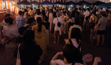 Tokyo, Japonya - 12 Ağustos 2018. Shimokitazawa mahallede Bon Odori şenlikte gece dans insan kalabalığı.