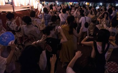 Tokyo, Japonya - 12 Ağustos 2018. Shimokitazawa mahallede Bon Odori şenlikte gece dans insan kalabalığı.