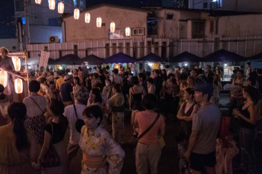 Tokyo, Japonya - 12 Ağustos 2018. Shimokitazawa mahallede Bon Odori şenlikte gece dans insan kalabalığı.