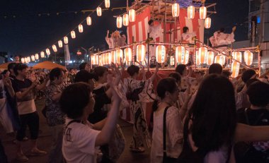 Tokyo, Japonya - 12 Ağustos 2018. Shimokitazawa mahallede Bon Odori şenlikte gece dans insan kalabalığı.
