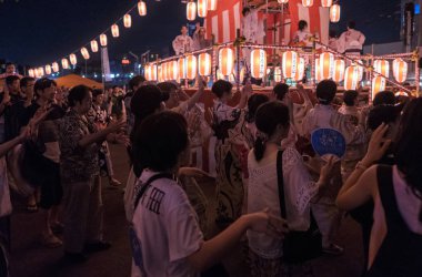 Tokyo, Japonya - 12 Ağustos 2018. Shimokitazawa mahallede Bon Odori şenlikte gece dans insan kalabalığı.