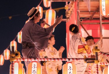 Tokyo, Japonya - 12 Ağustos 2018. Geleneksel yukata Shimokitazawa mahallede Bon Odori kutlama geceleri sahnede dans dansçılar.
