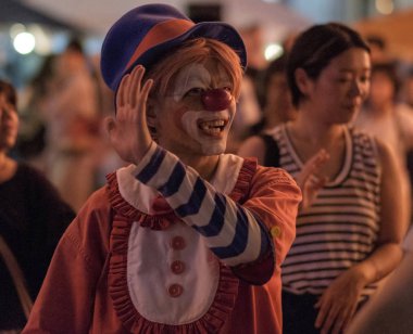 Tokyo, Japonya - 12 Ağustos 2018. Shimokitazawa mahallede Bon Odori şenlikte gece dans palyaço adam kılığında.