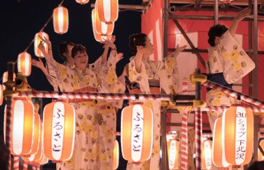 Tokyo, Japonya - 12 Ağustos 2018. Geleneksel yukata Shimokitazawa mahallede Bon Odori kutlama geceleri sahnede dans dansçılar.