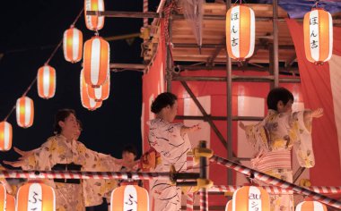 Tokyo, Japonya - 12 Ağustos 2018. Geleneksel yukata Shimokitazawa mahallede Bon Odori kutlama geceleri sahnede dans dansçılar.