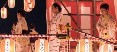 Tokyo, Japonya - 12 Ağustos 2018. Geleneksel yukata Shimokitazawa mahallede Bon Odori kutlama geceleri sahnede dans dansçılar.