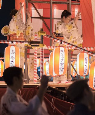 Tokyo, Japonya - 12 Ağustos 2018. Geleneksel yukata Shimokitazawa mahallede Bon Odori kutlama geceleri sahnede dans dansçılar.