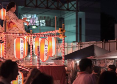 Tokyo, Japonya - 12 Ağustos 2018. Geleneksel yukata Shimokitazawa mahallede Bon Odori kutlama geceleri sahnede dans dansçılar.