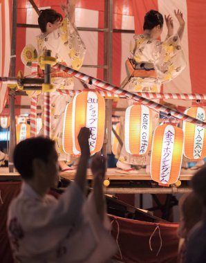 Tokyo, Japonya - 12 Ağustos 2018. Geleneksel yukata Shimokitazawa mahallede Bon Odori kutlama geceleri sahnede dans dansçılar.