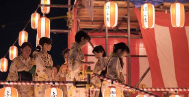 Tokyo, Japonya - 12 Ağustos 2018. Geleneksel yukata Shimokitazawa mahallede Bon Odori kutlama geceleri sahnede dans dansçılar.