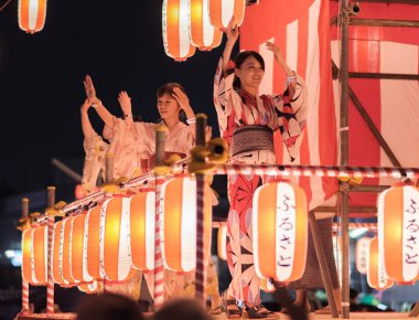Tokyo, Japonya - 12 Ağustos 2018. Geleneksel yukata Shimokitazawa mahallede Bon Odori kutlama geceleri sahnede dans dansçılar.