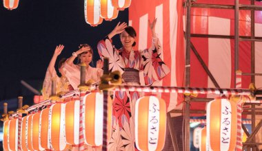 Tokyo, Japonya - 12 Ağustos 2018. Geleneksel yukata Shimokitazawa mahallede Bon Odori kutlama geceleri sahnede dans dansçılar.