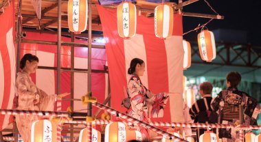 Tokyo, Japonya - 12 Ağustos 2018. Geleneksel yukata Shimokitazawa mahallede Bon Odori kutlama geceleri sahnede dans dansçılar.