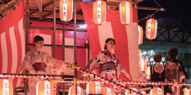 Tokyo, Japonya - 12 Ağustos 2018. Geleneksel yukata Shimokitazawa mahallede Bon Odori kutlama geceleri sahnede dans dansçılar.