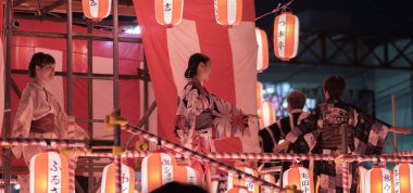 Tokyo, Japonya - 12 Ağustos 2018. Geleneksel yukata Shimokitazawa mahallede Bon Odori kutlama geceleri sahnede dans dansçılar.