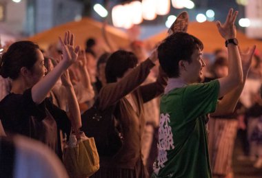 Tokyo, Japonya - 12 Ağustos 2018. Shimokitazawa mahallede Bon Odori şenlikte gece dans insan kalabalığı.