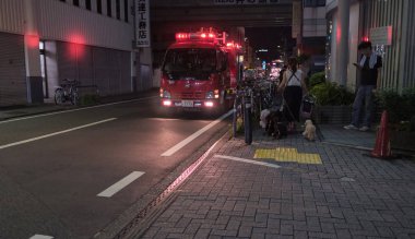 Tokyo, Japonya - 12 Ağustos 2018. İtfaiye Shimokitazawa Caddesi'nde gece acil servislerde.