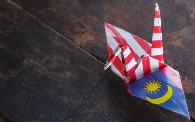 Malezya bayrağı origami kağıt vinç ahşap masa üstüne