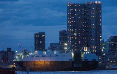 Tokyo, Japonya - 15 Ağustos 2018. Büyük cruise gemi Tokyo'nun waterfront, gece karanlığında.