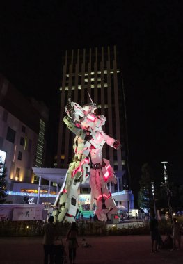 Tokyo, Japonya - 15 Ağustos 2018. Işıklı hayat ölçekli Rx-0 tek boynuzlu at Gundam modeli heykelinin Odaiba.