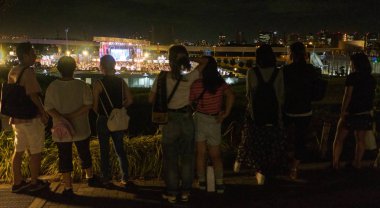 Tokyo, Japonya - 15 Ağustos 2018. Bir gösteride Odaiba uzaktan seyreden.